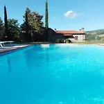 Дом отдыха Charming House In Caprese Michelangelo With Shared Pool