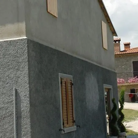 Charming House In Caprese Michelangelo With Shared Pool